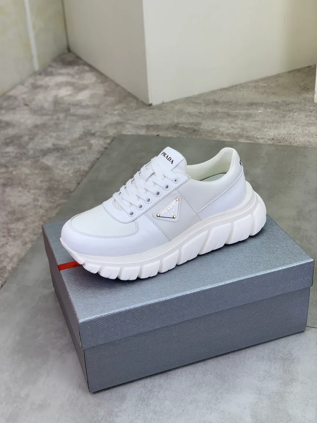 Men's men's shoes 💰P560💰[New style] High version official website popular models are on the market, 🆘 Classic popular models (Prada) are the main popular models, avant-garde and versatile fashion men's shoes private version mold opening, cowhide surface splicing 1:1.. Fashionable and simple, original imported cowhide lining cowhide feet; the atmosphere and personality are more fashionable, eye-catching and pursuing class. It will subvert the old idea and be a must-have for fashion trendsetters with you! Must keep it for yourself! Tall and comfortable, large and low, high-end quality workmanship. Code number: 38-44 (45 46 customized) 4️⃣ colors available.
